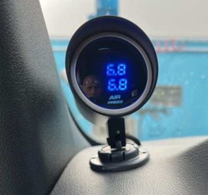 Digitales-Manometer-Set für die Druck-Regelung und Druck-Anzeige der Zusatzluftfedern vom Fahrersitz aus (links und rechts)